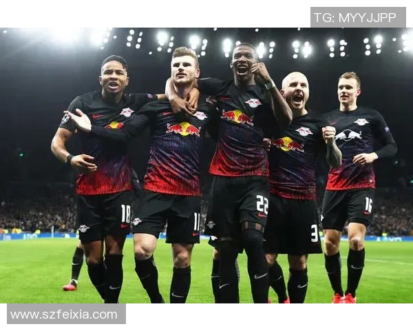 足球明星背后的故事与传奇人物的成长历程探秘